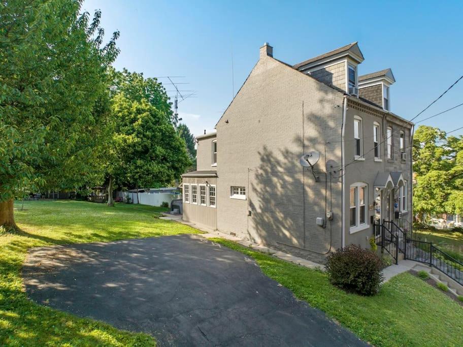 Rare City Home W/ Backyard Fire-Pit & Hottub Lancaster Exterior photo